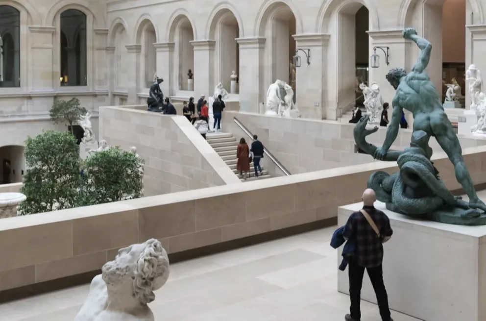 LOUVRE MUSEUM Guide