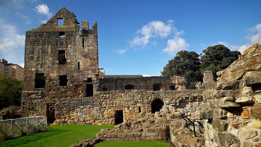 Visit Ravenscraig Castle